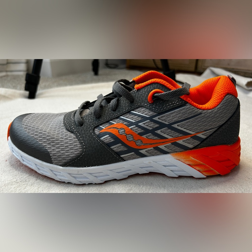 Big Kids Saucony Running Athletic Sneakers size 5 New!!